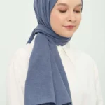 Blå bomullshijab med mjuk och följsam textur Elegant blå hijab i bomull och lycra, perfekt för vardag och fest Stilren hijab i blå bomullsblandning för Ramadan och Eid