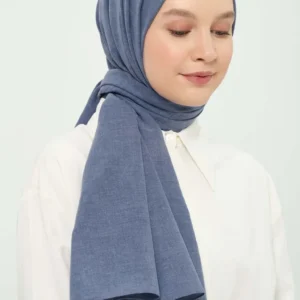Blå bomullshijab med mjuk och följsam textur Elegant blå hijab i bomull och lycra, perfekt för vardag och fest Stilren hijab i blå bomullsblandning för Ramadan och Eid