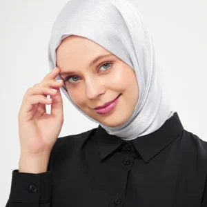 Metallisk satin hijab i silver med subtil glans Elegant silverhijab i satin, perfekt för vardag och fest Lyxig hijab i metallisk satin för Ramadan och Eid