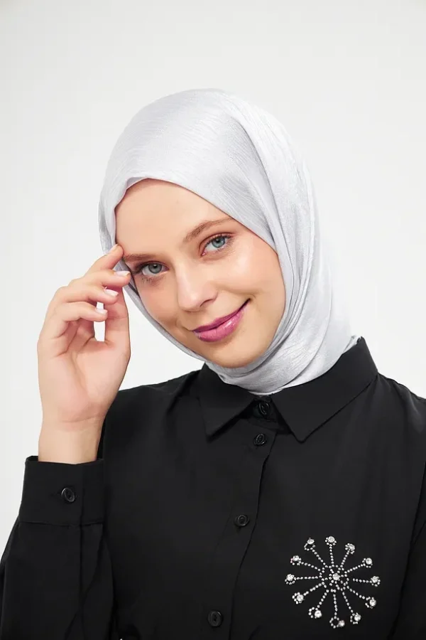 Metallisk satin hijab i silver med subtil glans Elegant silverhijab i satin, perfekt för vardag och fest Lyxig hijab i metallisk satin för Ramadan och Eid