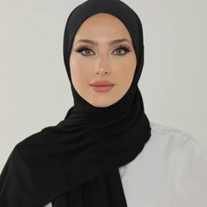 Svart hijab i stretch jersey med följsamt tyg Elegant svart hijab med generös storlek för olika stilar Modest fashion hijab i svart – perfekt för vardag och fest