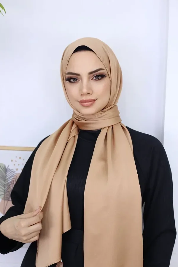 Hijab i metallisk satin guld med elegant glans och mjukt fall Lyxig guld-hijab i satin för Ramadan och fest Stilren hijab med flexibel passform och sofistikerad finish