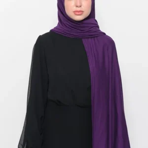 Mörklila hijab i stretch jersey med mjuk och följsam passform Elegant hijab i mörklila för vardag och fest Lyxig stretch hijab i mörklila – perfekt för Ramadan och Eid