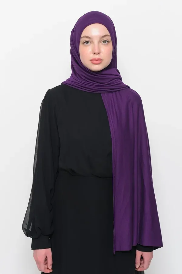4_org_zoom-1-1.webp Mörklila hijab i stretch jersey med mjuk och följsam passform Elegant hijab i mörklila för vardag och fest Lyxig stretch hijab i mörklila – perfekt för Ramadan och Eid