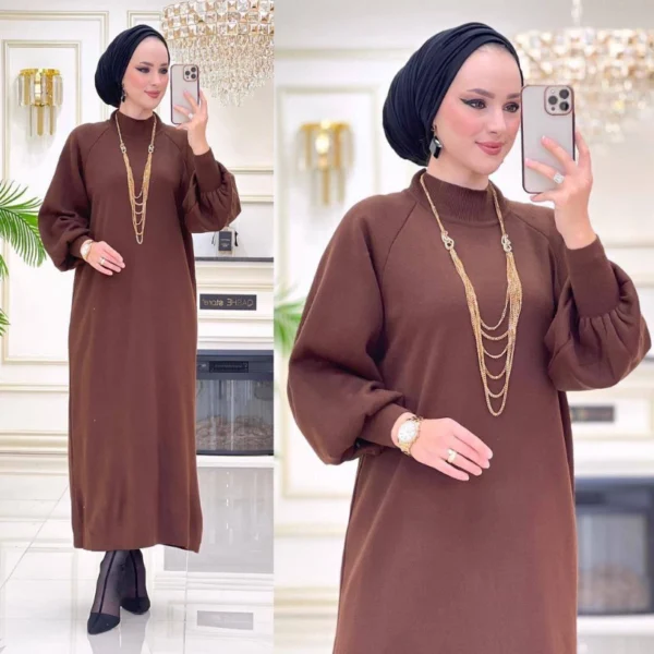 BENILLY-STICKAD-KLANNING-KVINNA-KLADER-2BRUN-1.webp Stickad klänning brun med långärmad design Elegant vardags- och festklänning i mjukt garn Modeklänning stickad med smickrande passform