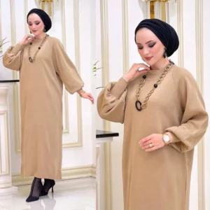 Stickad klänning i beige med lång ärm och modest passform Elegant beige stickad klänning för höst och vinter Modest stickad klänning dam i sandfärgad nyans