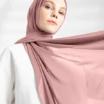 Crepe Chiffong Hijab Beige Rosa med mjukt och följsamt fall Elegant chiffong hijab i beige rosa för Ramadan och fest Lätt och luftig hijab i beige-rosa nyans