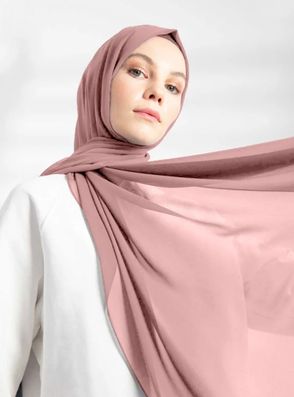 Crepe Chiffong Hijab Beige Rosa med mjukt och följsamt fall Elegant chiffong hijab i beige rosa för Ramadan och fest Lätt och luftig hijab i beige-rosa nyans