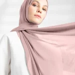 Powder pink Ramadan hijab i crepe chiffong med mjukt fall Elegant hijab i powder pink för bön och festliga tillfällen Crepe chiffong hijab i rosa nyans – feminin och luftig design