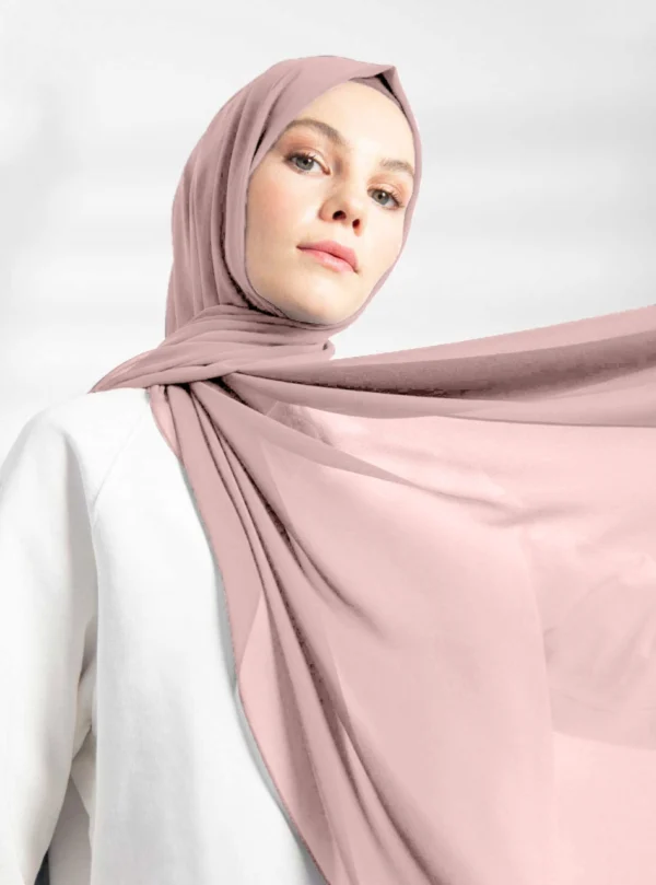 Powder pink Ramadan hijab i crepe chiffong med mjukt fall Elegant hijab i powder pink för bön och festliga tillfällen Crepe chiffong hijab i rosa nyans – feminin och luftig design