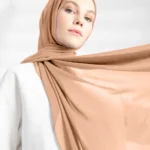 Crepe chiffong hijab gold i lätt och halvtransparent tyg Elegant hijab i guld med mjukt fall – perfekt för Ramadan Modest hijab i crepe chiffong för fest och religiösa tillfällen