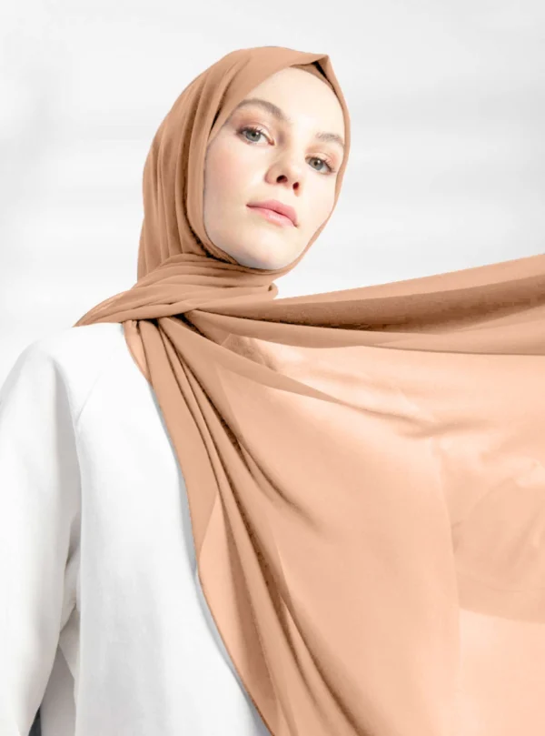 Benilly-04-Crepe-Chiffon-Hijab-1-1.webp Crepe chiffong hijab gold i lätt och halvtransparent tyg Elegant hijab i guld med mjukt fall – perfekt för Ramadan Modest hijab i crepe chiffong för fest och religiösa tillfällen