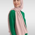 Jazz hijab Ramadan i mjukt polyester-tyg med elegant jazz-struktur Elegant jazz hijab för bön och vardag – lätt och följsam design Modest slöja med jazz-mönster, perfekt för Ramadan och Eid