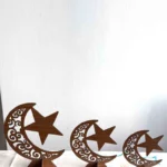 “3-St Ramadan Hilal i tre storlekar för hem och dekoration” “Elegant Ramadan Hilal för fridfull inredning” “Dekorativ Hilal-symbol för Ramadan-firande”