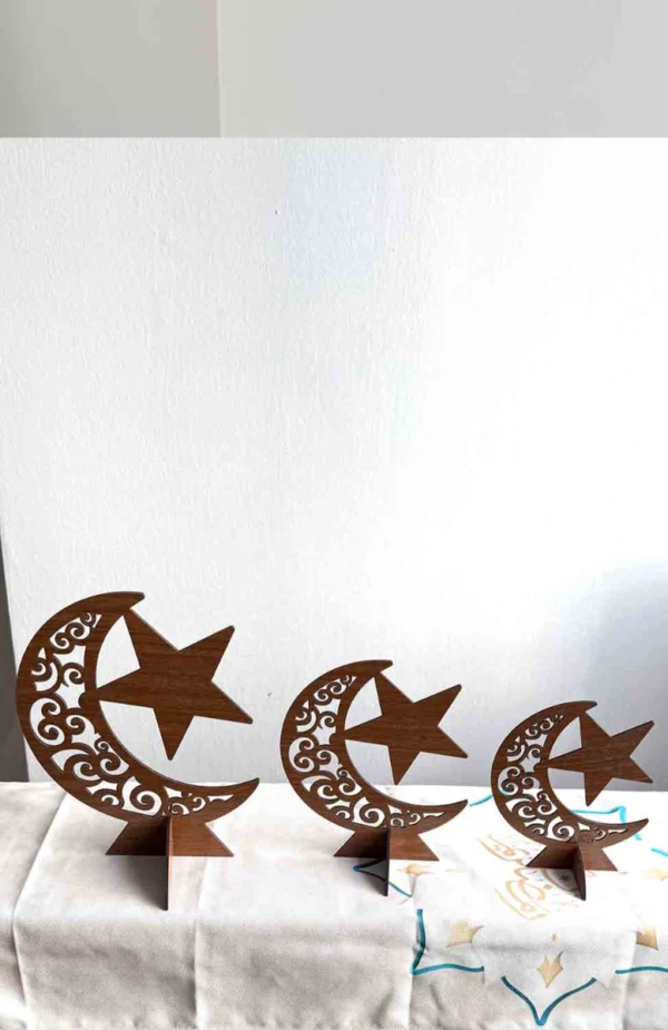 “3-St Ramadan Hilal i tre storlekar för hem och dekoration” “Elegant Ramadan Hilal för fridfull inredning” “Dekorativ Hilal-symbol för Ramadan-firande”