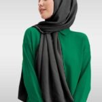Jazz Sjal Hijab – Svart, elegant och mångsidig Bekväm hijab i svart jazz-tyg för vardag och fest Lätt och luftig Jazz Sjal Hijab med tidlös design