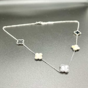 Fyrklöver silver halsband i rostfritt stål – elegant design Elegant fyrklöversmycke i silver för kvinnor Tidlöst silverhalsband med fyrklöversymbol till vardag och fest