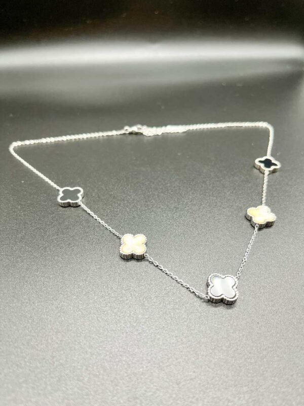 Fyrklöver silver halsband i rostfritt stål – elegant design Elegant fyrklöversmycke i silver för kvinnor Tidlöst silverhalsband med fyrklöversymbol till vardag och fest