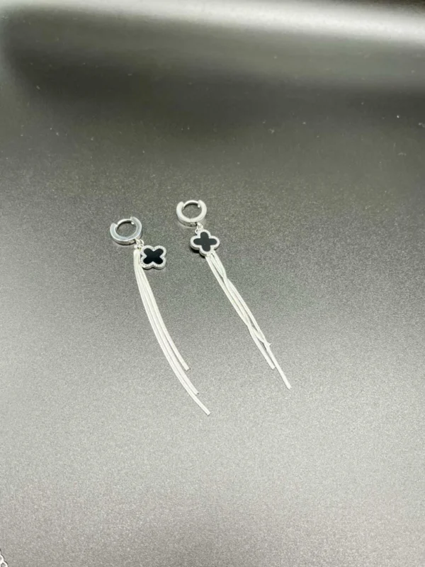 Benilly-Accessoarer-34.webp Fyrklöver silver örhängen i rostfritt stål Elegant silverörhänge med fyrklöversymbol Minimalistiska örhängen med symbol för tur