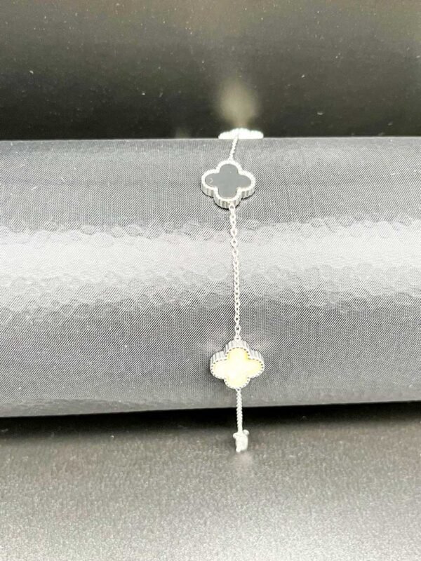 Fyrklöver silver armband i rostfritt stål – elegant design Elegant fyrklöversmycke i silver för kvinnor Tidlöst silverarmband med fyrklöversymbol till vardag och fest