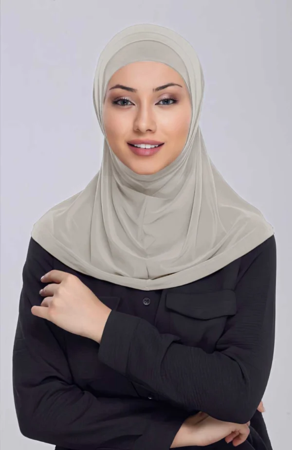Benilly-Amira-tvadelat-hijab-3.webp AL Amira Hijab i beige – elegant och mjuk viskos Beige hijab dam – bekväm och stilren design Viskos hijab AL Amira – perfekt för vardag och fest