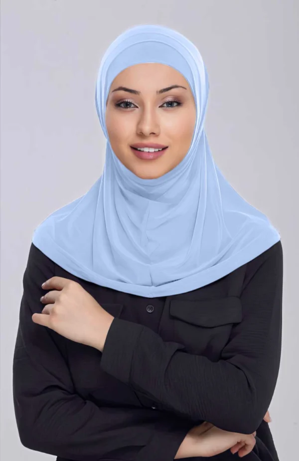 Al Amira hijab i ljusblå viskos med tvådelad design Ljusblå hijab Al Amira utan nålar för vardag och bön Bekväm Al Amira hijab i mjukt viskostyg