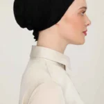 “Andningsbar bonnet svart för hårvård och sömn” “Svart bonnet i mjukt och luftigt material” “Hårskyddande bonnet för frissfritt hår”