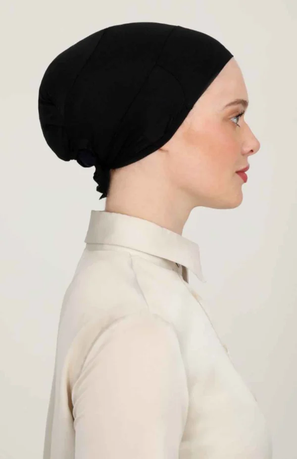 “Andningsbar bonnet svart för hårvård och sömn” “Svart bonnet i mjukt och luftigt material” “Hårskyddande bonnet för frissfritt hår”