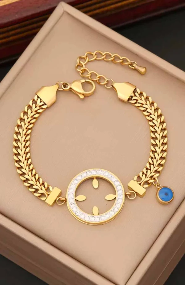 “Guldarmband i rostfritt stål med minimalistisk design” “Elegant unisex armband i guldfinish för vardag och fest” “Hållbart armband i rostfritt stål med lyxig guldfärg”