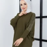 Broderad tröja mörkgrön dam med eleganta detaljer Mörkgrön broderad tröja i modest design Elegant broderad tröja dam för Ramadan och fest