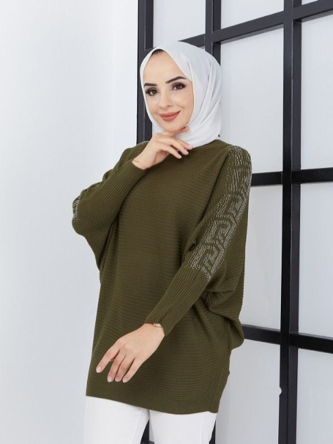 Broderad tröja mörkgrön dam med eleganta detaljer Mörkgrön broderad tröja i modest design Elegant broderad tröja dam för Ramadan och fest