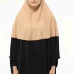 Elastisk Sandi Lycra Hijab i beige med mjukt fall och elegant finish Beige hijab i Sandi Lycra, skrynkelfri och stretchig Stilren hijab för vardag och fest i mjuk beige lycra