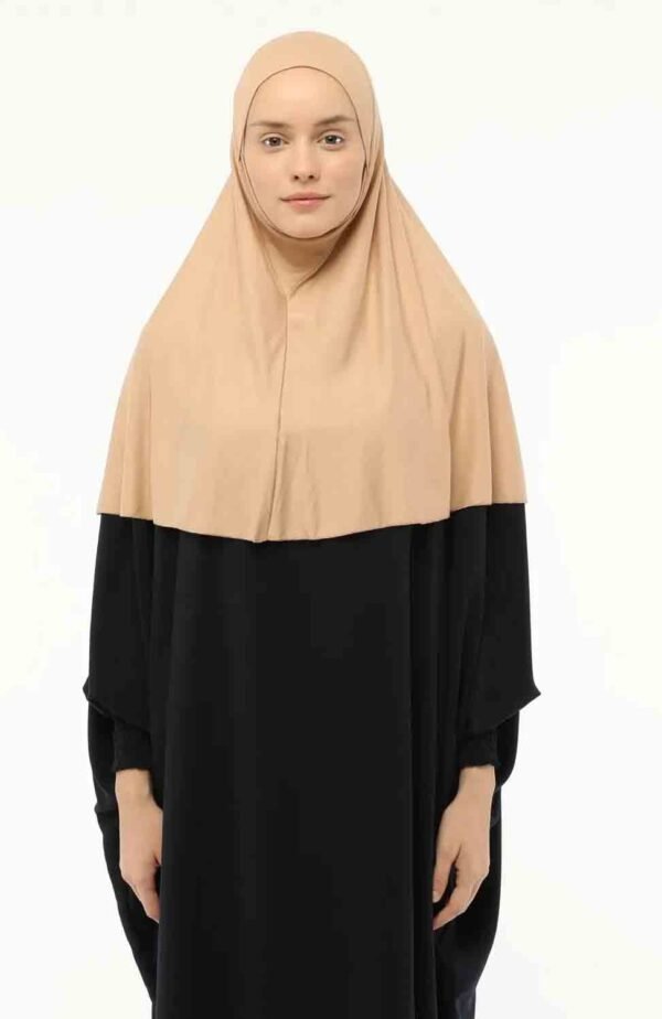 Benilly-En-Del-Elastisk-Sandi-Lycra-Hijab-Beige.jpg Elastisk Sandi Lycra Hijab i beige med mjukt fall och elegant finish Beige hijab i Sandi Lycra, skrynkelfri och stretchig Stilren hijab för vardag och fest i mjuk beige lycra