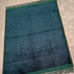 “Mörkgrön bönematta med dekorativ design och mjuk fyllning” “Ergonomisk bönematta i mörkgrönt för Ramadan och dagligt bruk” “Stilfull mörkgrön bönematta med hållbar och lättskött textur”