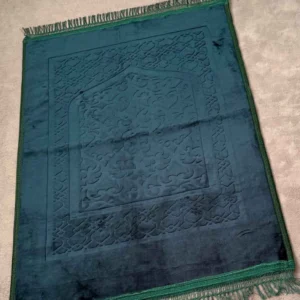 “Mörkgrön bönematta med dekorativ design och mjuk fyllning” “Ergonomisk bönematta i mörkgrönt för Ramadan och dagligt bruk” “Stilfull mörkgrön bönematta med hållbar och lättskött textur”