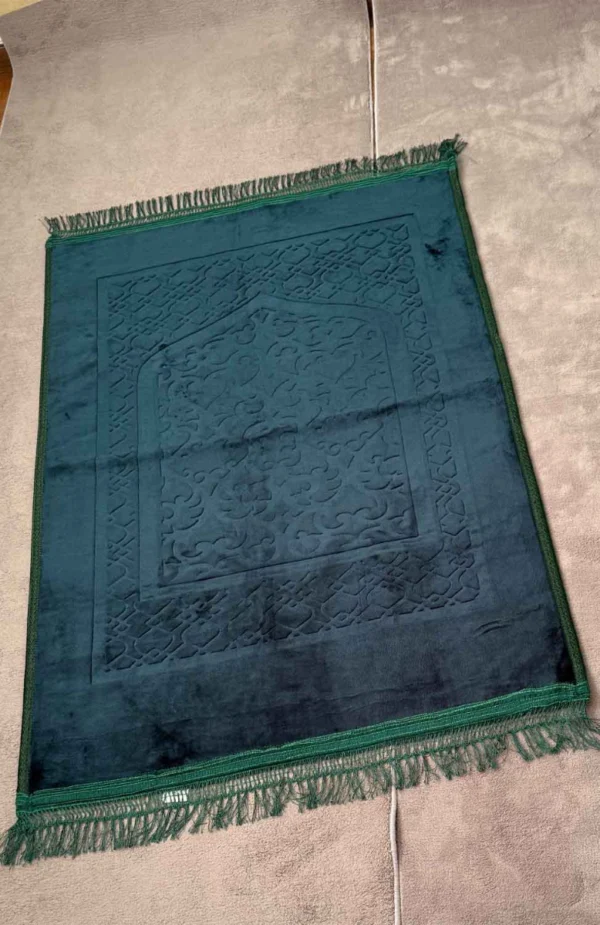 “Mörkgrön bönematta med dekorativ design och mjuk fyllning” “Ergonomisk bönematta i mörkgrönt för Ramadan och dagligt bruk” “Stilfull mörkgrön bönematta med hållbar och lättskött textur”