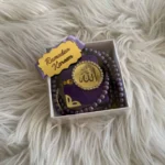 Lila Ramadanpresent med radband och sammetbok framifrån Elegant radband i lila med matchande sammetbok Andlig present för Ramadan och Eid i lila färg