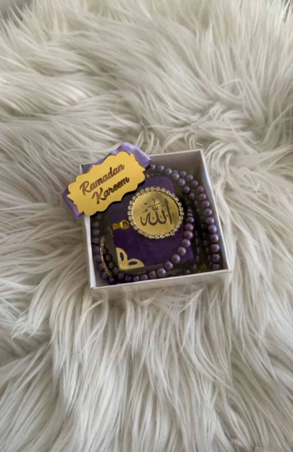 Lila Ramadanpresent med radband och sammetbok framifrån Elegant radband i lila med matchande sammetbok Andlig present för Ramadan och Eid i lila färg