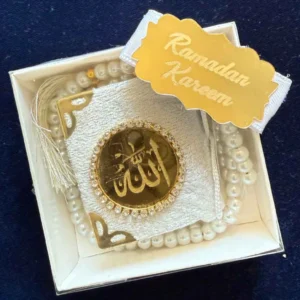 “Vit radband och sammetbok för Ramadan” “Meningsfull Ramadanpresent med bön och reflektion” “Elegant radband och liten bok som gåva för Eid och Ramadan”