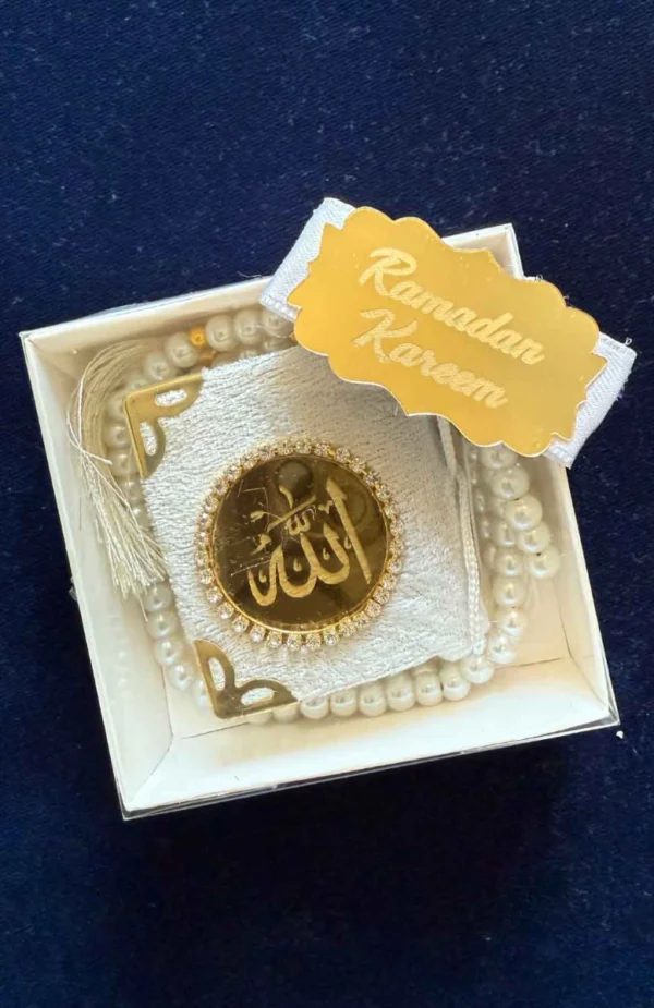“Vit radband och sammetbok för Ramadan” “Meningsfull Ramadanpresent med bön och reflektion” “Elegant radband och liten bok som gåva för Eid och Ramadan”