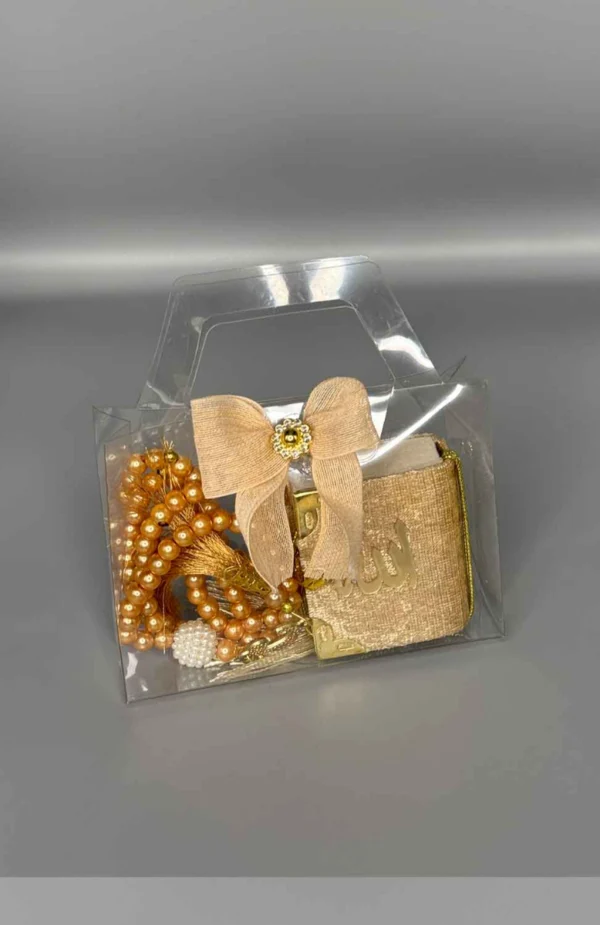 Benilly-En-Liten-Ramadanpresent-Guld.webp Ramadanpresent med radband och sammetbok i elegant design Detaljbild på radbandet med högkvalitativa pärlor Sammetbok för bön och reflektion under Ramadan