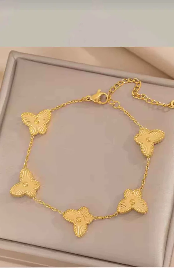 Fjäril armband i rostfritt stål med detaljrik design Elegant unisex armband med fjärilsmotiv Justerbart armband i rostfritt stål med symbolisk fjäril