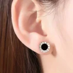 Runt Örhängen i silver med minimalistisk design Elegant silverörhänge perfekt för vardag och fest Tidlöst smycke i silver med rund form