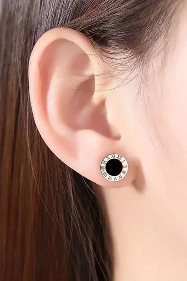 Runt Örhängen i silver med minimalistisk design Elegant silverörhänge perfekt för vardag och fest Tidlöst smycke i silver med rund form