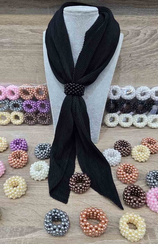 Benilly-Hijab-Accessoarer-En-Styck-Rund-Halsdukssjal-i-Plast-Svart.jpg Rund halsdukssjal i plast – svart för hijab Elegant svart plastsjals med rund form Praktisk hijab-accessoar i hållbar plast