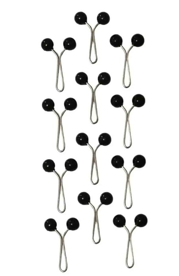 Benilly-Hijab-Accessoarer-Ett-Par-Svart-Plast-Hijab-Clips.jpg Svarta hijab clips i plast för säker och bekväm passform Hijab clips svart – praktisk accessoar utan nålar Diskreta hijab clips för vardag och Ramadan