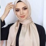 Ljusbeige satin hijab med subtil glans – elegant och mångsidig Elegant hijab i ljusbeige satin, 70x180 cm, för vardag och fest Modest fashion hijab i mjuk ljusbeige satin, perfekt för Ramadan och Eid
