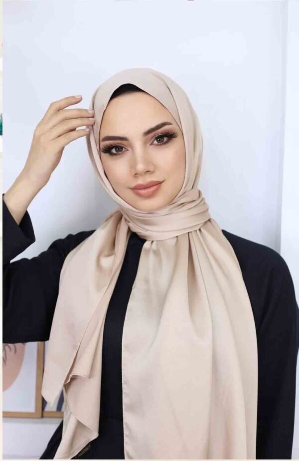 Benilly-Hijab-Metallisk-Satin-Sloja-Ljusbeige.jpg Ljusbeige satin hijab med subtil glans – elegant och mångsidig Elegant hijab i ljusbeige satin, 70x180 cm, för vardag och fest Modest fashion hijab i mjuk ljusbeige satin, perfekt för Ramadan och Eid