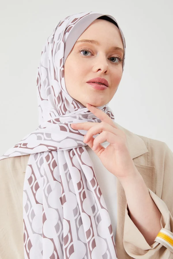 Hijab i brun Medina Silk med subtilt mönster Elegant brun hijab för vardag och fest Bekväm hijab i lyxigt Medina-siden