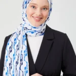 Medina Silk Hijab i Kungsblå & Svart med elegant mönster Elegant hijab i kungsblått och svart för vardag och fest Sofistikerad hijab i Medina Silk med full täckning